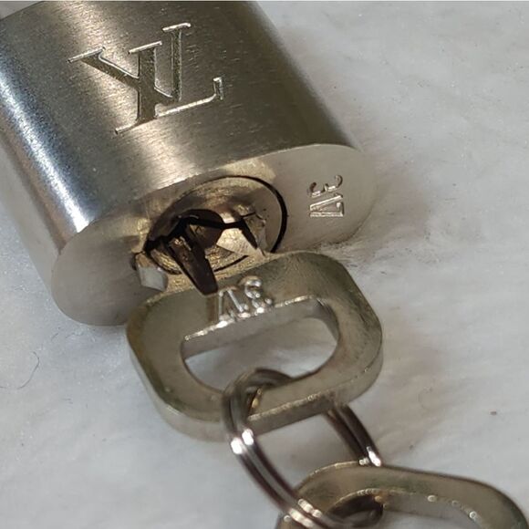 LV #317 LOCK AND 2 KEYS NWB Louis Vuitton Silver Lock and Keys #317 AUTHENTIC - Picture 9 of 13